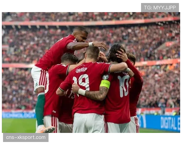 特写：穆西亚拉精巧挑射破门后，安联球场七万名球迷齐声高歌